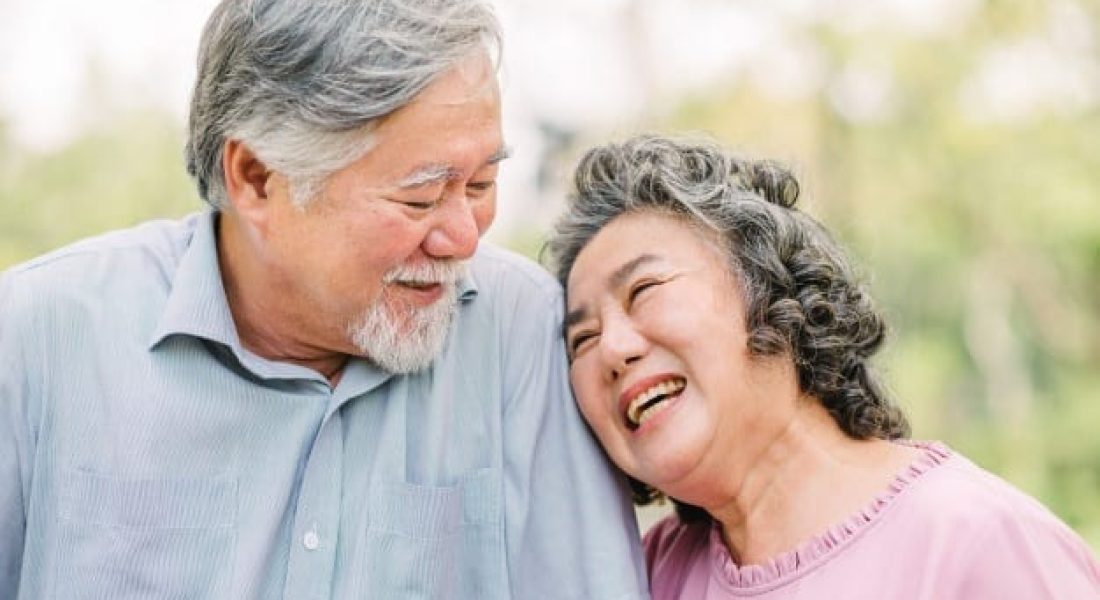 senior-couple-having-good-time_infinity